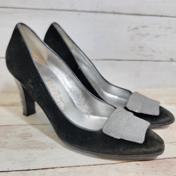 Salvatore Ferragamo black velvet and stingray pumps - Picture 8 of 13
